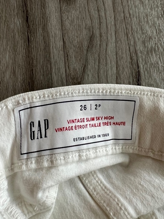 Gap Vintage Slim Sky High Jeans (2, 26, Petite, Women, White) - Picture 3 of 3